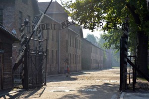 Zynischer Spruch in Auschwitz