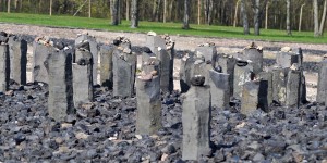 Steine auf jüdischen Stelen