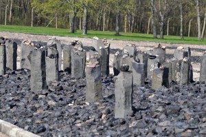 Steine auf jüdischen Stelen