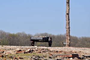 Pfahl und Steinkarren als Mahnmal