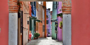 Durch einen Torbogen in die Gasse