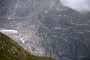 Links der Rhone-Gletscher