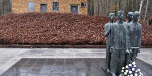 Skulptur vor dem Krematorium