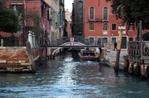 Ponte Giustinian hinter einer privaten Bruecke
