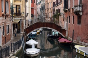 Private Brücke zu einem Wohnhaus
