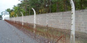 Mauer und Zaun des Lagers