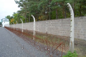 Mauer und Zaun des Lagers
