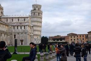 Touristen vor dem Turm