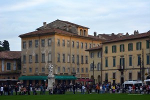 Viele Menschen am Dom