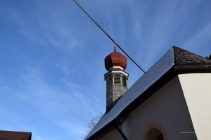 Brücke über der Kirche