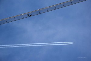 Hängebrücke mit Flugzeug