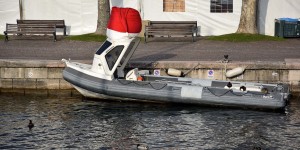 Boot mit Weihnachtsmütze