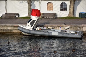 Boot mit Weihnachtsmütze