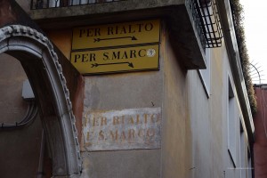 Beschilderung in Venedig