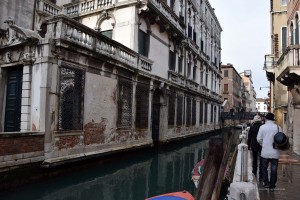Kleine Gasse mit Kanal