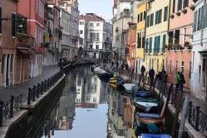 Kleine Gasse mit Kanal