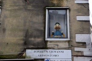 Donald im Fenster