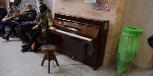 Klavier im Bahnhof