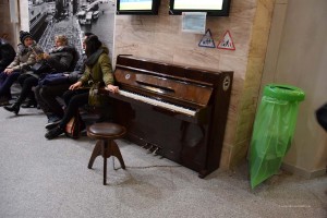 Klavier im Bahnhof