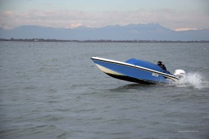 Schnellboot in der Lagune