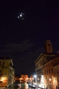 Mond über der Stadt
