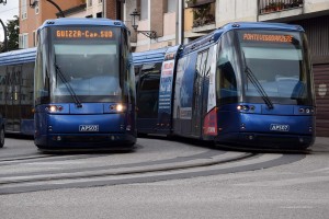 Straßenbahn mit Reifen