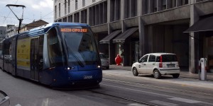 Straßenbahn mit Reifen