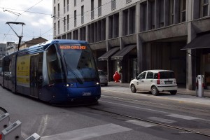 Straßenbahn mit Reifen