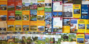 Reiseführer und Zeitungsartikel