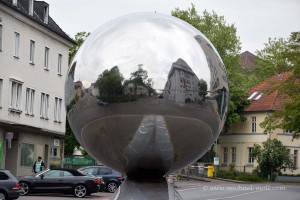 Spiegelnde Kugel im Kreisverkehr