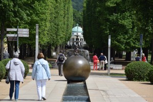 Lange Straße auf die Wandelhalle zu