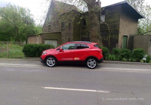 Roter Opel Mokka