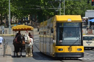 Straßenbahn überholt Kutsche