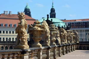 Skulpturen auf der Galerie