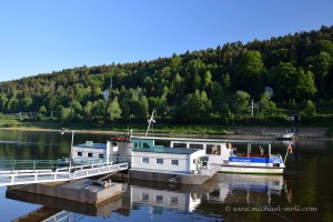 Schiff auf der Elbe