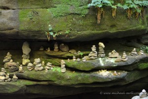 Steinmännchen am Wanderweg