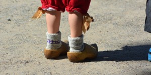 Junge in Holzschuhen