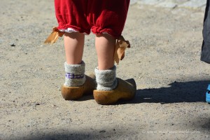 Junge in Holzschuhen