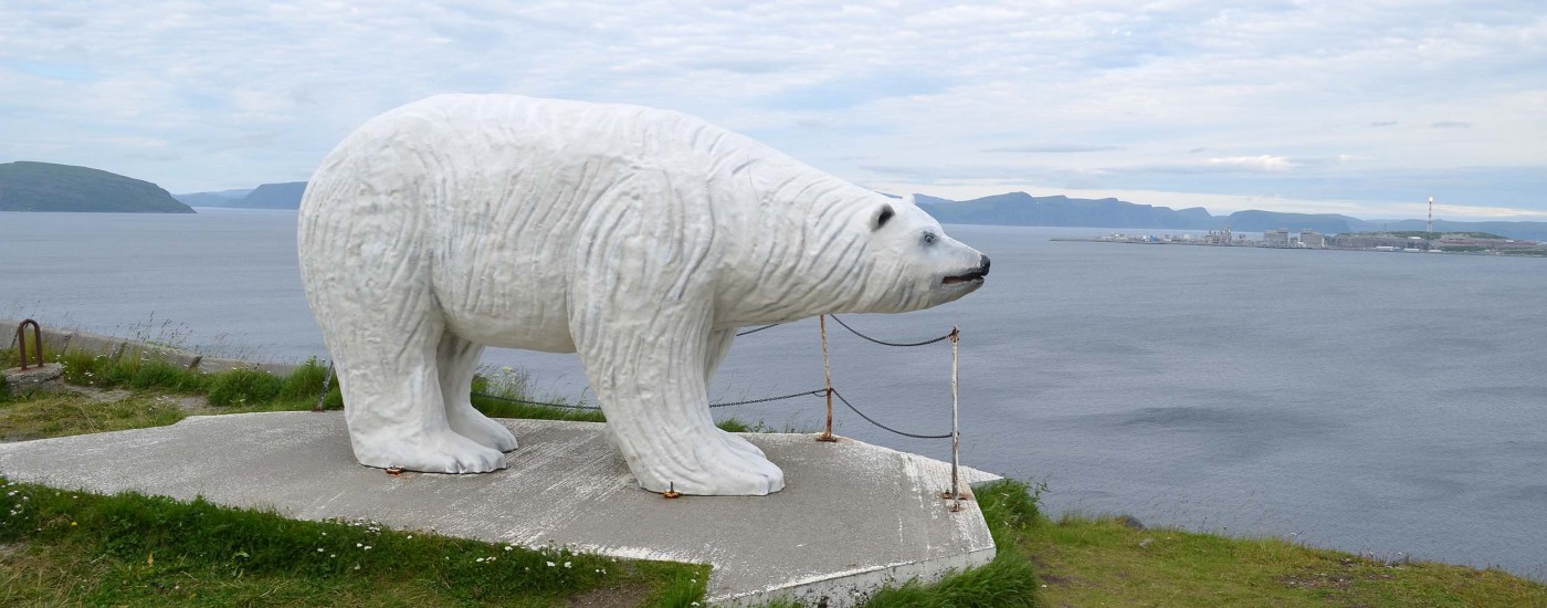 Eisbär am Ortseingang