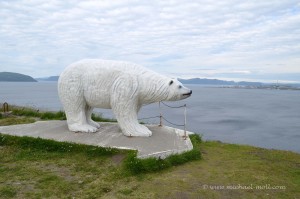 Eisbär am Ortseingang