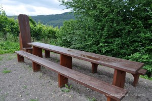 Hölzerne Rittertafel als Picknickplatz