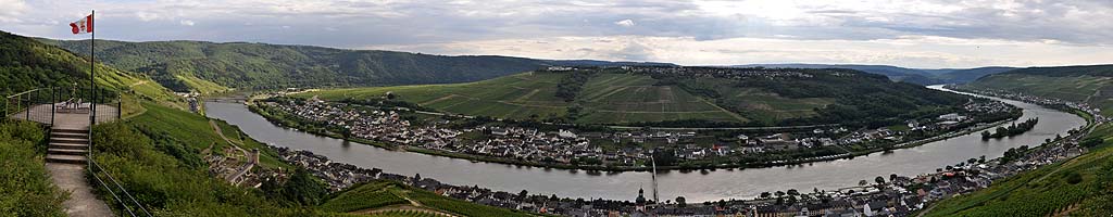 Panorama an der Mosel (6 MB, 15026x4068 Pixel)