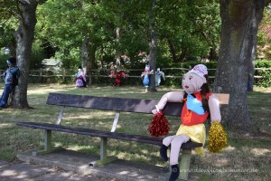 Übergroße Puppen im Park