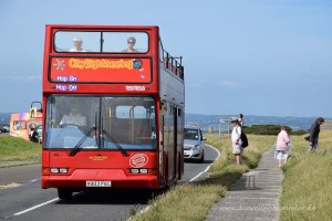 Sightseeingbus in der Landschaft