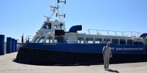 Michael Moll vor dem Hovercraft