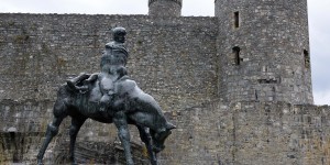 Skulptur vor Harlech Castle