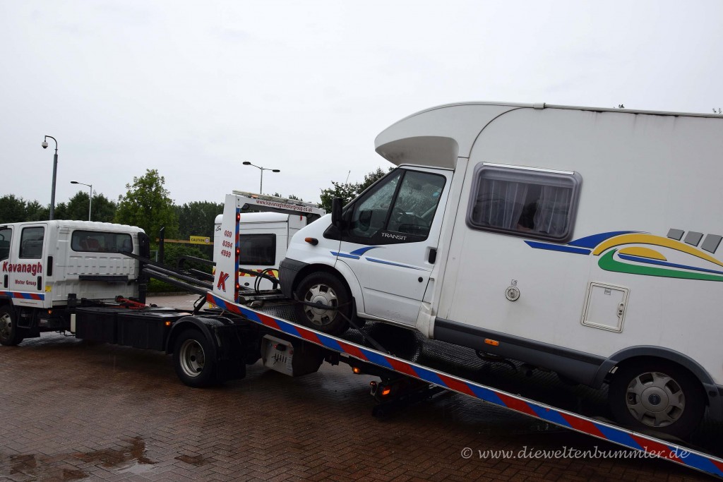 Wohnmobil auf dem Abschleppwagen