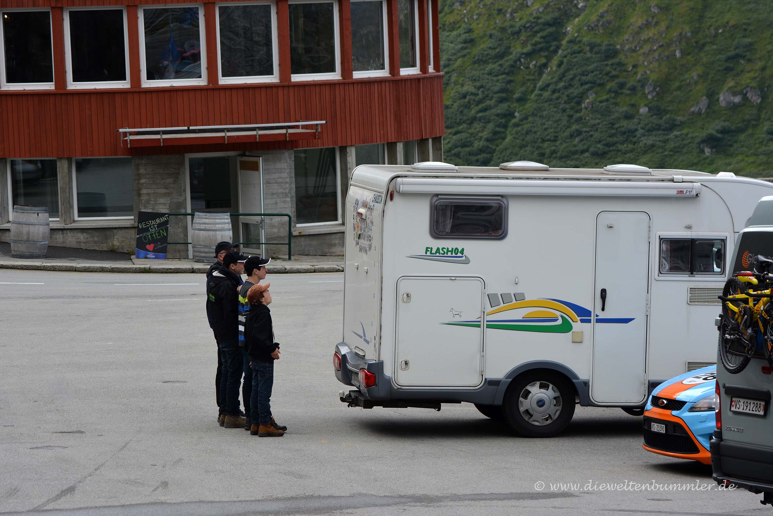 Interessanter als die Alpen und der blaue Flitzer nebenan
