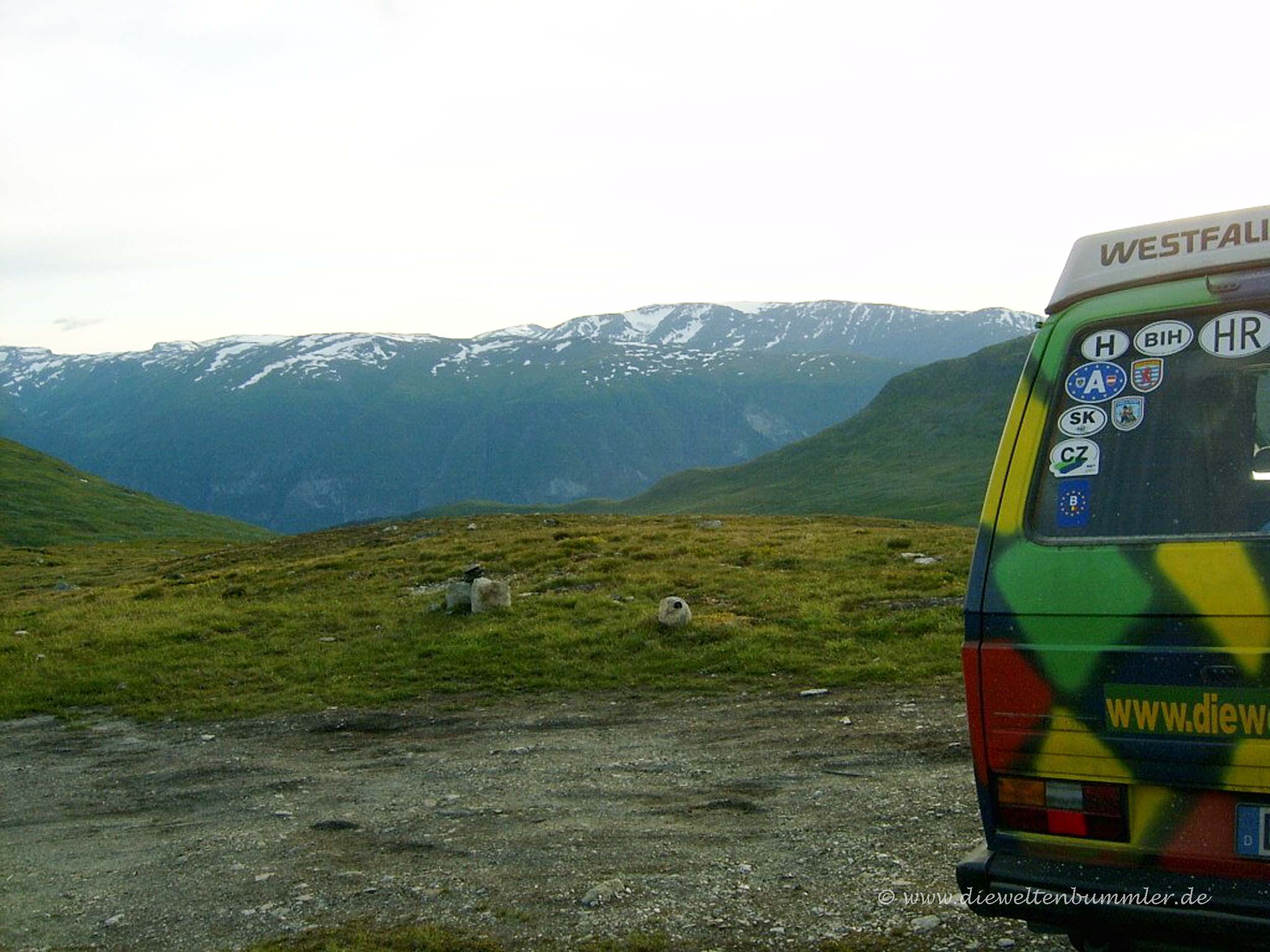 VW-Bus mit Nationalitätenschildern