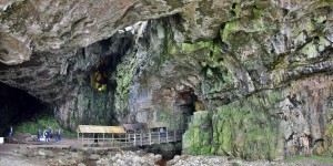 Brücke in der Höhle